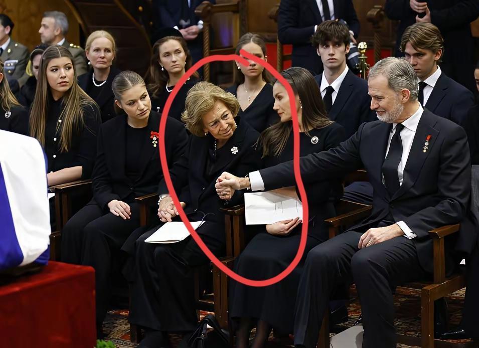 这一幕，真的好有爱！80+的索菲亚太后，送走了弟弟后，这一次又要送妹妹，伤心可