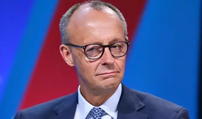 欧洲议会代表团即将访华，却曝出一则荒唐闹剧：所有出访议员需携带一次性手机，私人电