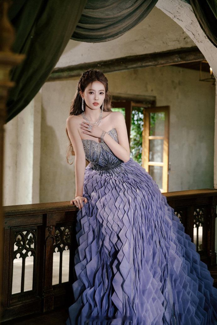 白鹿复古华丽油画公主微博视界大会​白鹿哇哇哇第二套造型！好好看这复古华丽的油画