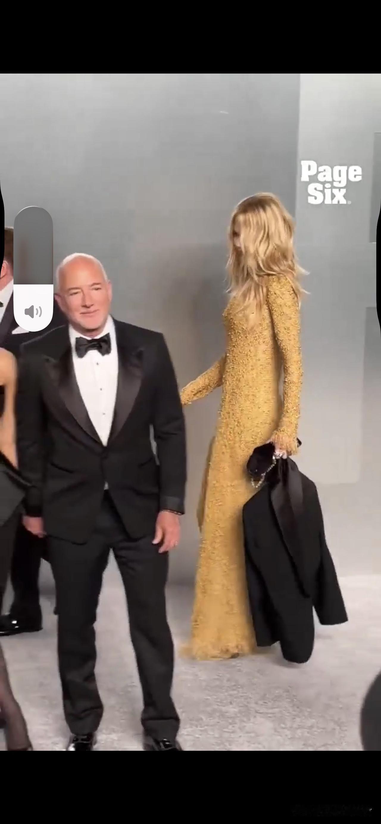 奥斯卡名利场派对红地毯上瞬间一段7秒的视频刷屏。妮可·基德​曼身着一袭简洁流畅的