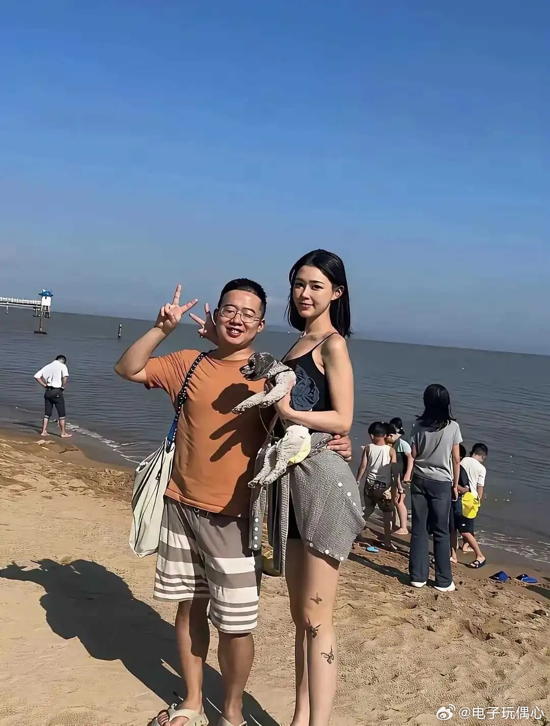 男的有啥实力？女朋友这么漂亮