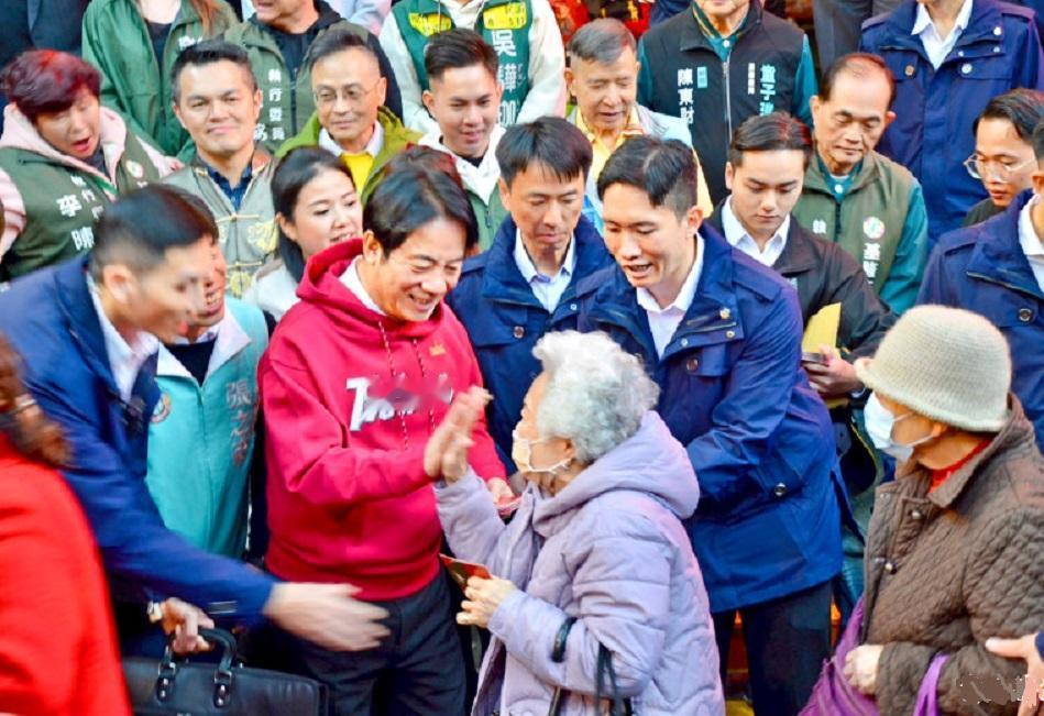 【赖清德的保镖做得还是挺专业的】赖清德大年初一前往台北市艋舺龙山寺参香祈福，并向