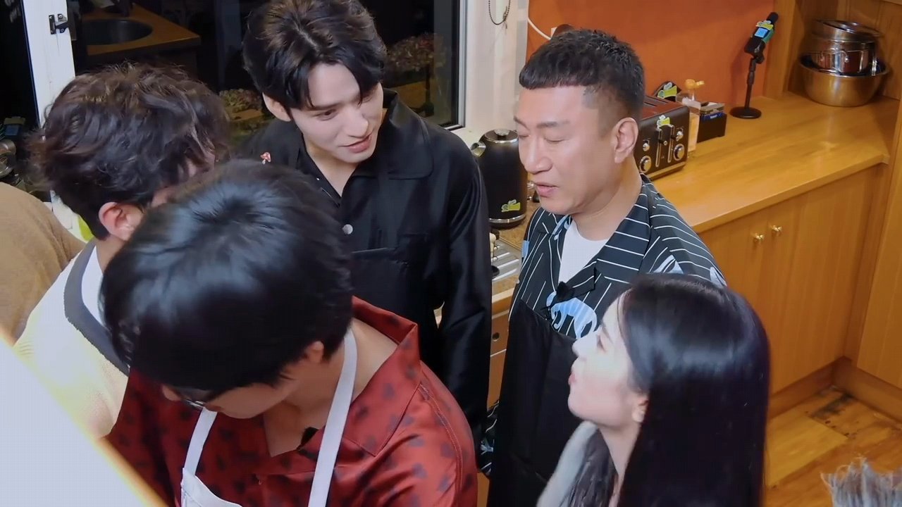 一大家子指着刘宇宁一个人吃饭一群人围着刘宇宁嗷嗷待哺哈哈哈哈哈就这么一群人看着刘