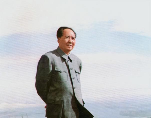 美国人研究了毛泽东一辈子，死都想不通一个问题：中国人那么多，凭什么只出了一个他？