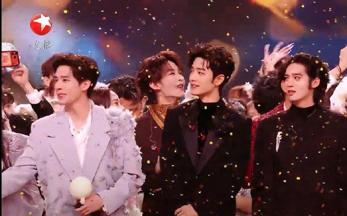 2026年第一个笑点非王赫野莫属！跨年晚会倒计时时，他躲在肖战和王安宇身后，各种