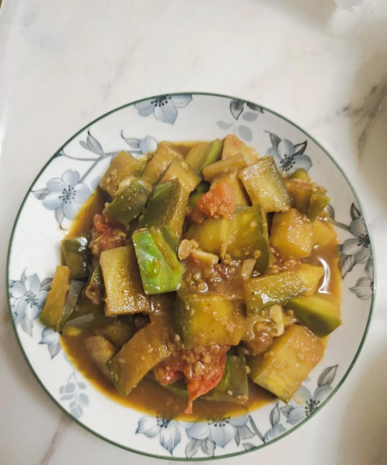 我表妹之前跟老公赌气离婚了，可刚离婚一个月她就后悔了。她想找前夫复婚，结果他在爸