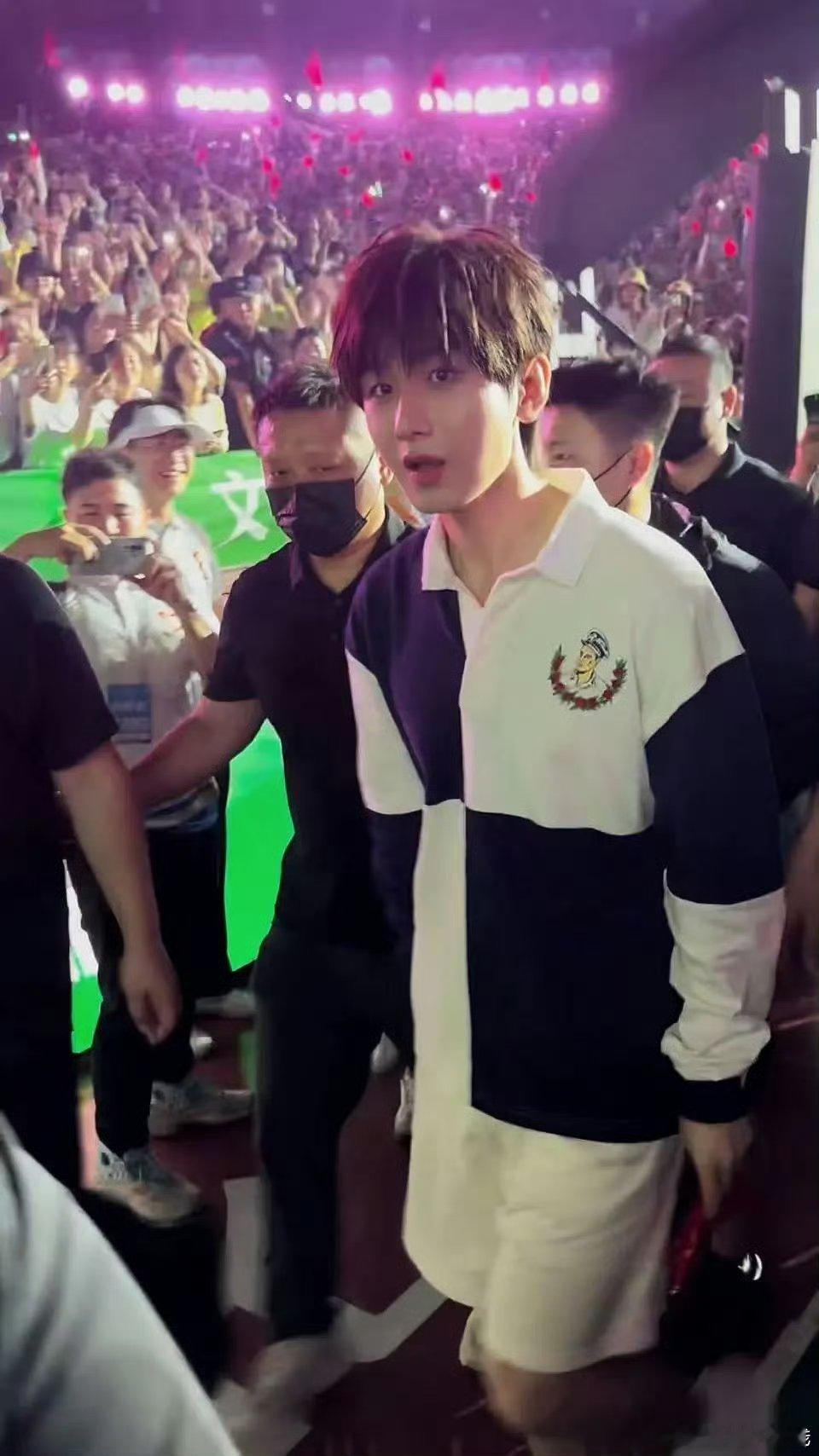 成毅生图就是男大啊谁赞同谁反对[哭哭][哭哭][哭哭]好嫩的ee​​​