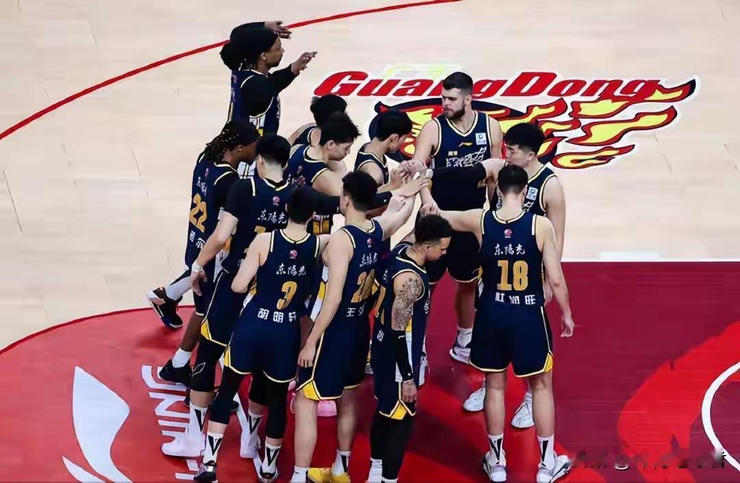 广东男篮开会放假！今天晚上7点左右，朱芳雨与杜锋带领球员回到广东男篮俱乐部！球