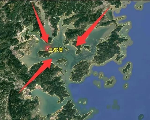 中国发现一个能停靠上百艘航母的深水港，位置太关键了！你敢信吗？在咱们国家的东南沿