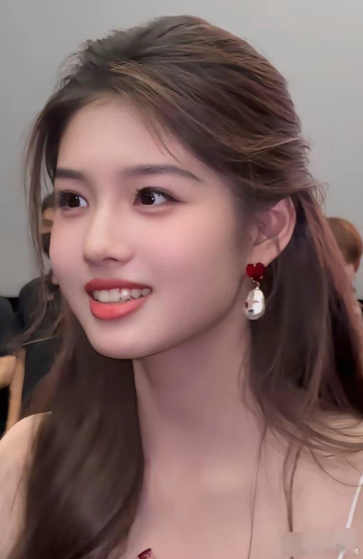 艾米的美丽是全家人共同努力多年的成果。一般小时候过于好看的孩子长大了容易长偏，或