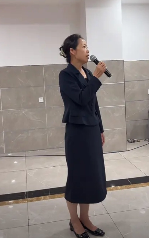 荣昌万区长：给我们所有荣昌的环卫工人和园林工人补贴1000块钱！就在刚才，荣