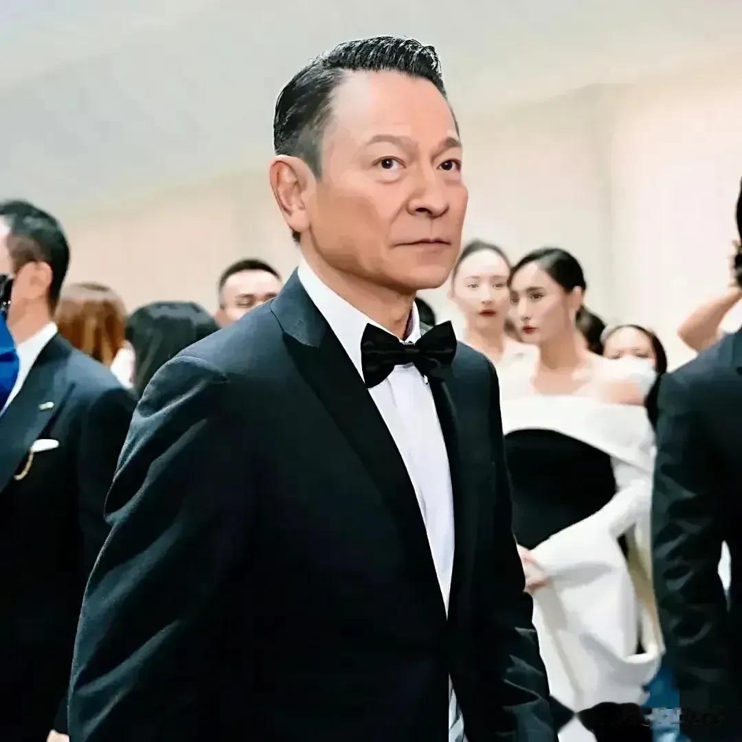 刘德华真的老了，60多岁了，不服老都不行啊。照片中他的打扮往年轻方向靠拢，头发