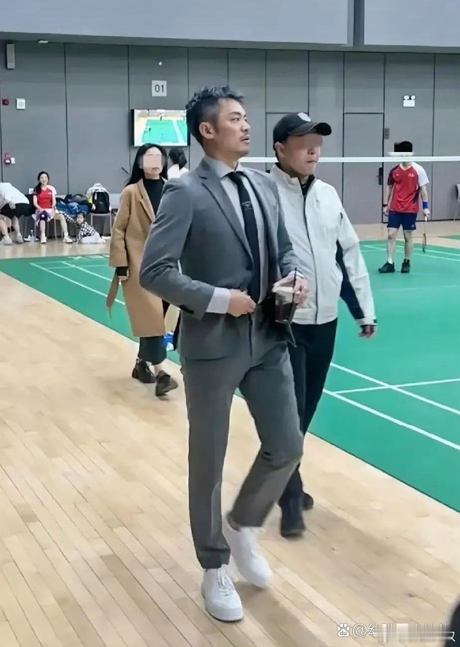 林丹，现在成了潮男，看着好帅啊！说真的他一个人的时候状态明显好过跟着他老婆一起的