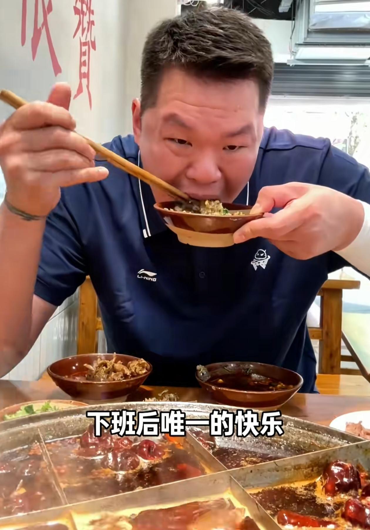 朱芳雨在重庆吃火锅，自述CBA球员交易非常复杂！广东男篮总经理朱芳雨来到了山城