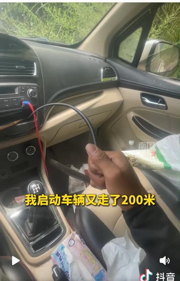 太吓人了！重庆，男子开车去干活，将车停在山脚下，因为天热就半开着车窗，下山也没检