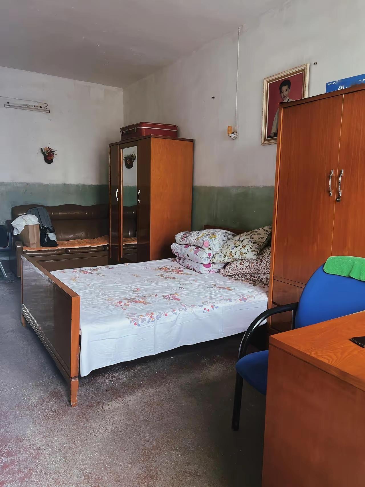 公婆的家，每次回去都像穿越了，公婆结婚到现在，住了30多年老房子，推开门的瞬间，