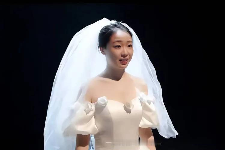 2025年7月23日，曾在《暖春》中饰演孤儿小花的演员齐如意与丈夫举办婚礼。28