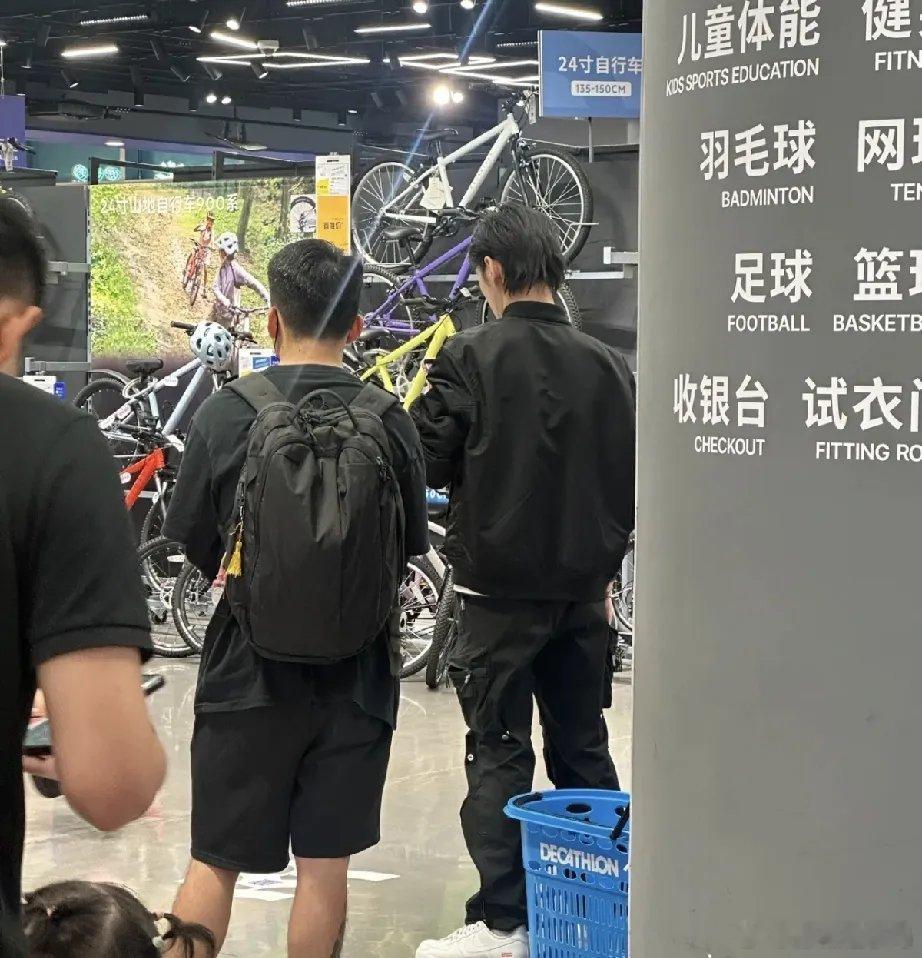 郭碧婷与向佐带女儿向芷在深圳壹方城健身，向芷留长卷发好时尚，郭碧婷素颜有点老了，向佐打扮正常。​