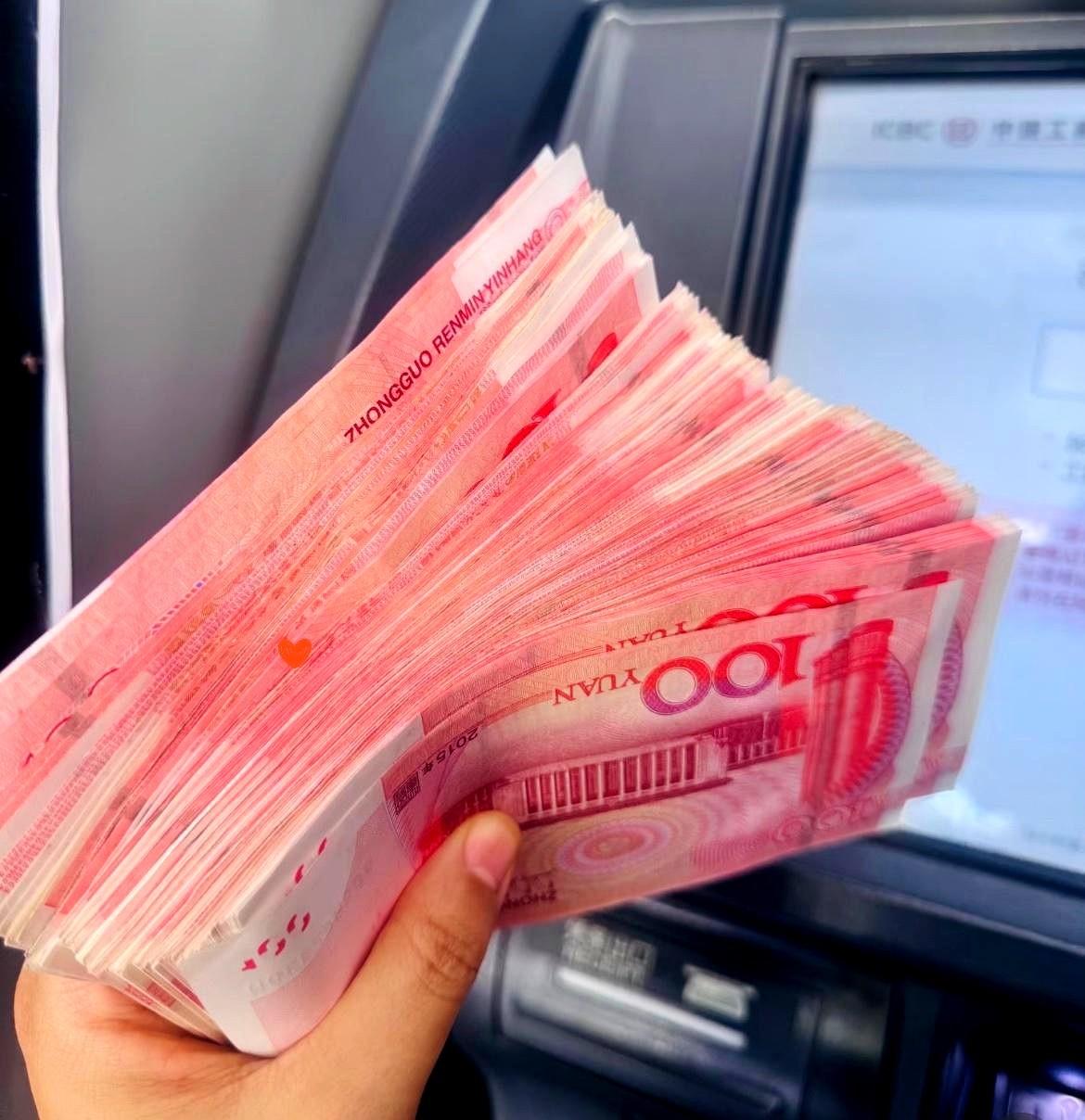 一月急事借朋友2万，昨天上门还。朋友说微信转方便，她老公却急着摆手：“只收现金