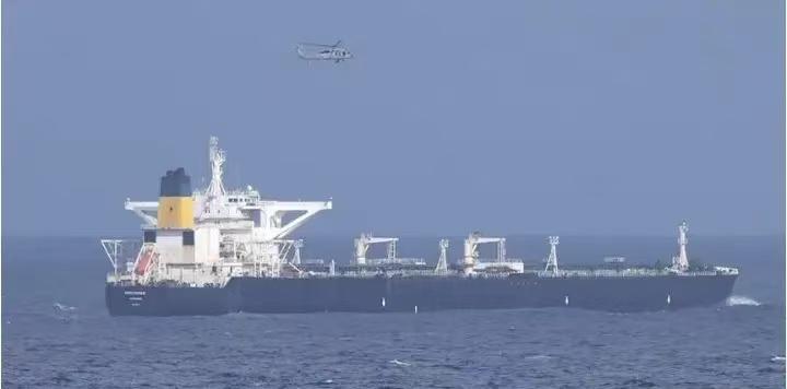 可怜的贝拉一号油轮被美军满世界追了十天，走投无路眼看要凉，船长也是个狠人，直接