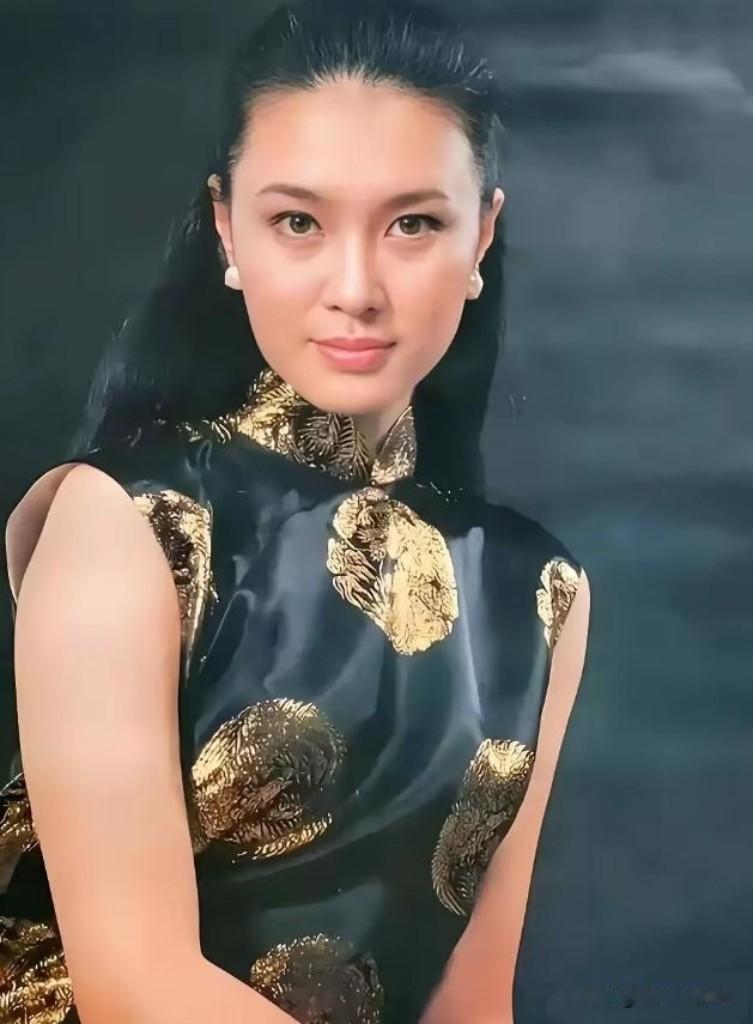 爸是文化部局级干部，妈是中央音乐学院教授，外祖父是民国东北军高级将领，家世硬到能