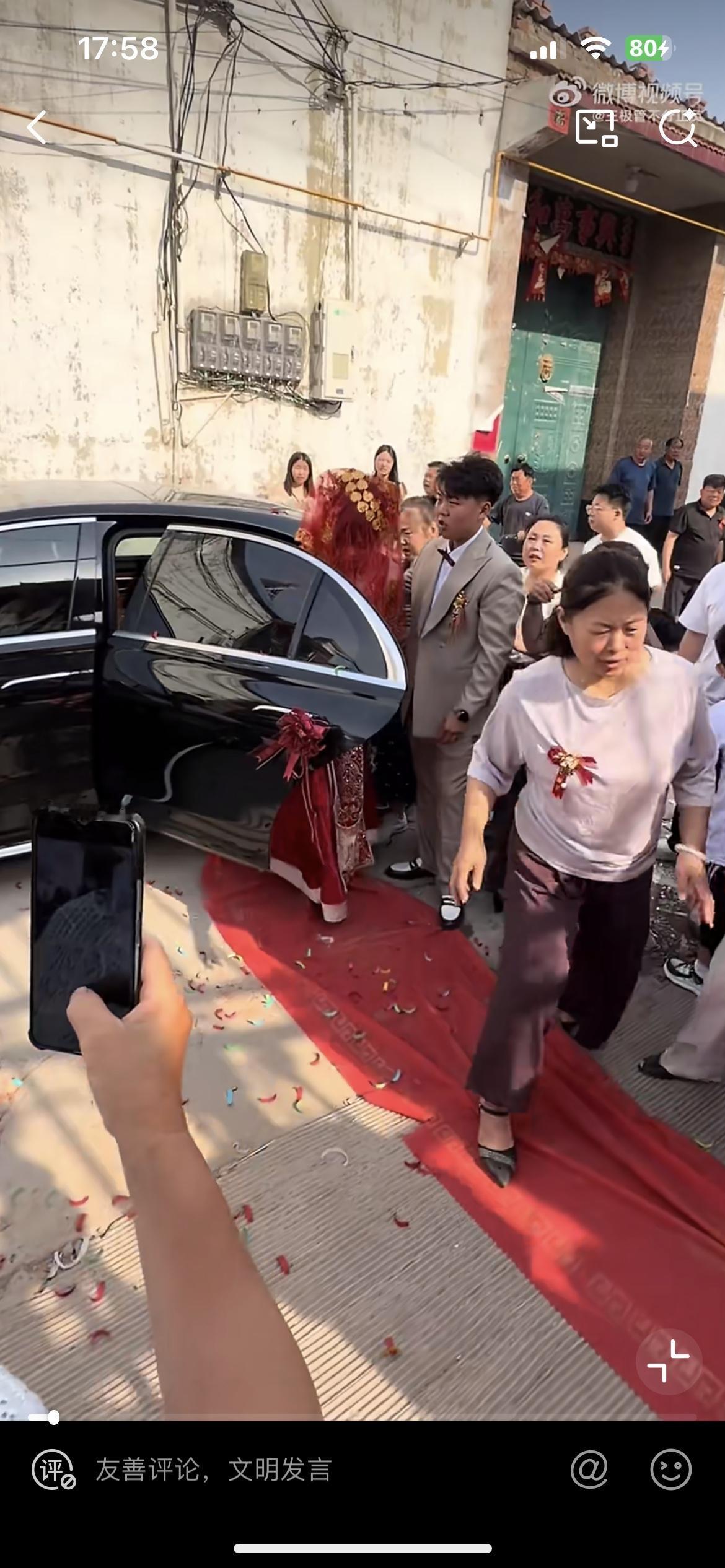 河北邢台的这一起婚闹真的让人气愤不已。6月3日，新娘刚刚从婚车下来，新郎在