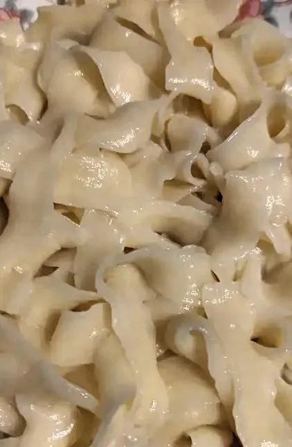 好久没有吃过手擀面了，超市买了两块钱的手擀面。卤料也花不上两块钱，都是素的。自己