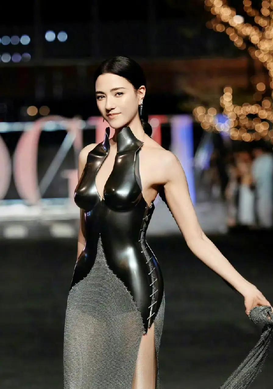 霍启山公开过的三任女友。初恋章子怡，国际影后，上戏毕业，家境普通。第二任欧美
