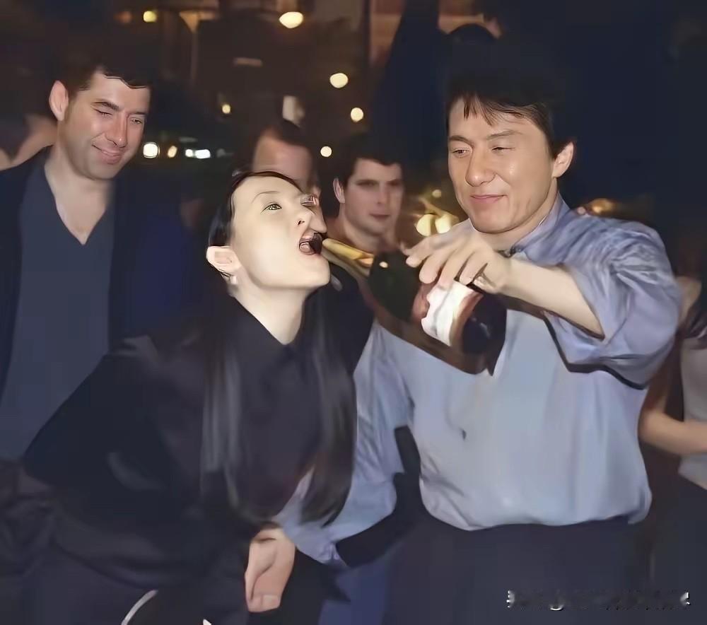不知道这是成龙提出来的呢，还是章子怡主动要求的，在成龙47岁生日聚会上，成龙拿着