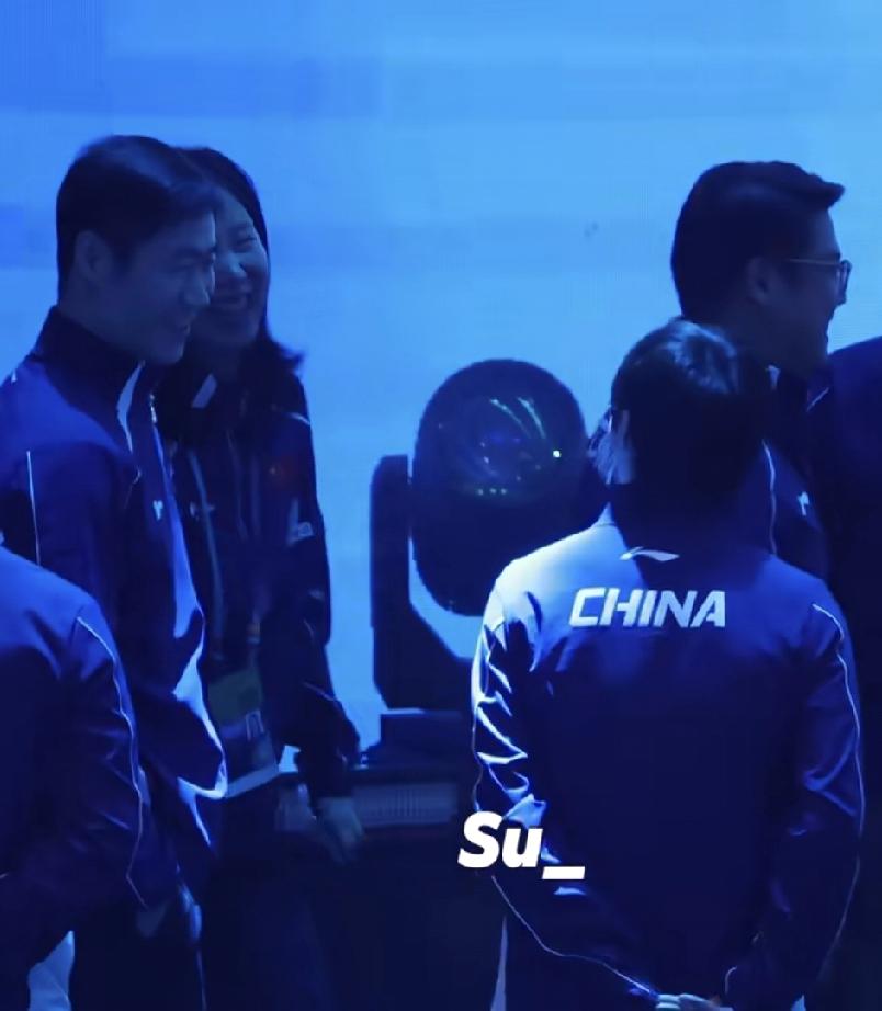 澳门世界杯比赛全部结束后，国乒教练与队员一起等待拍摄大合影的过程中，王励勤与王曼