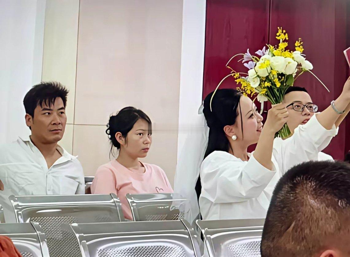 后面两位、肯定也在回忆自己刚结婚时的场景​​​