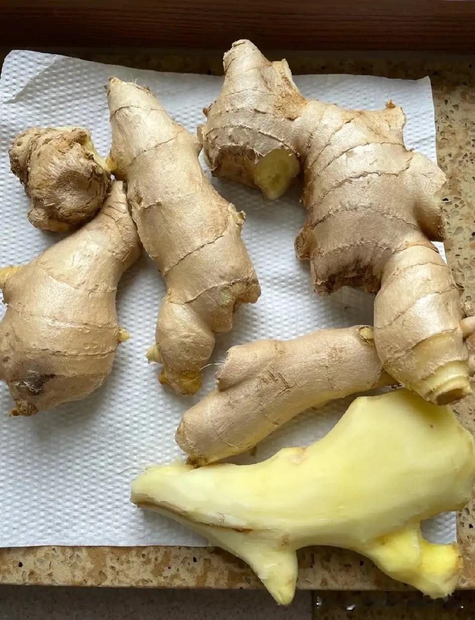 我婆婆是个老中医，家里有个铁规矩：每顿饭必须放姜！炒菜放、煮面放、炖汤也得放，一