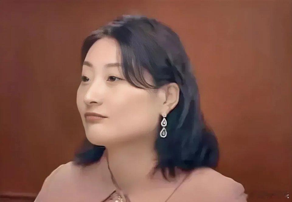 简单的一句话，却道出了宗馥莉这么多年的无奈与隐忍！主持人问她，一旦跟你爸冲突了，