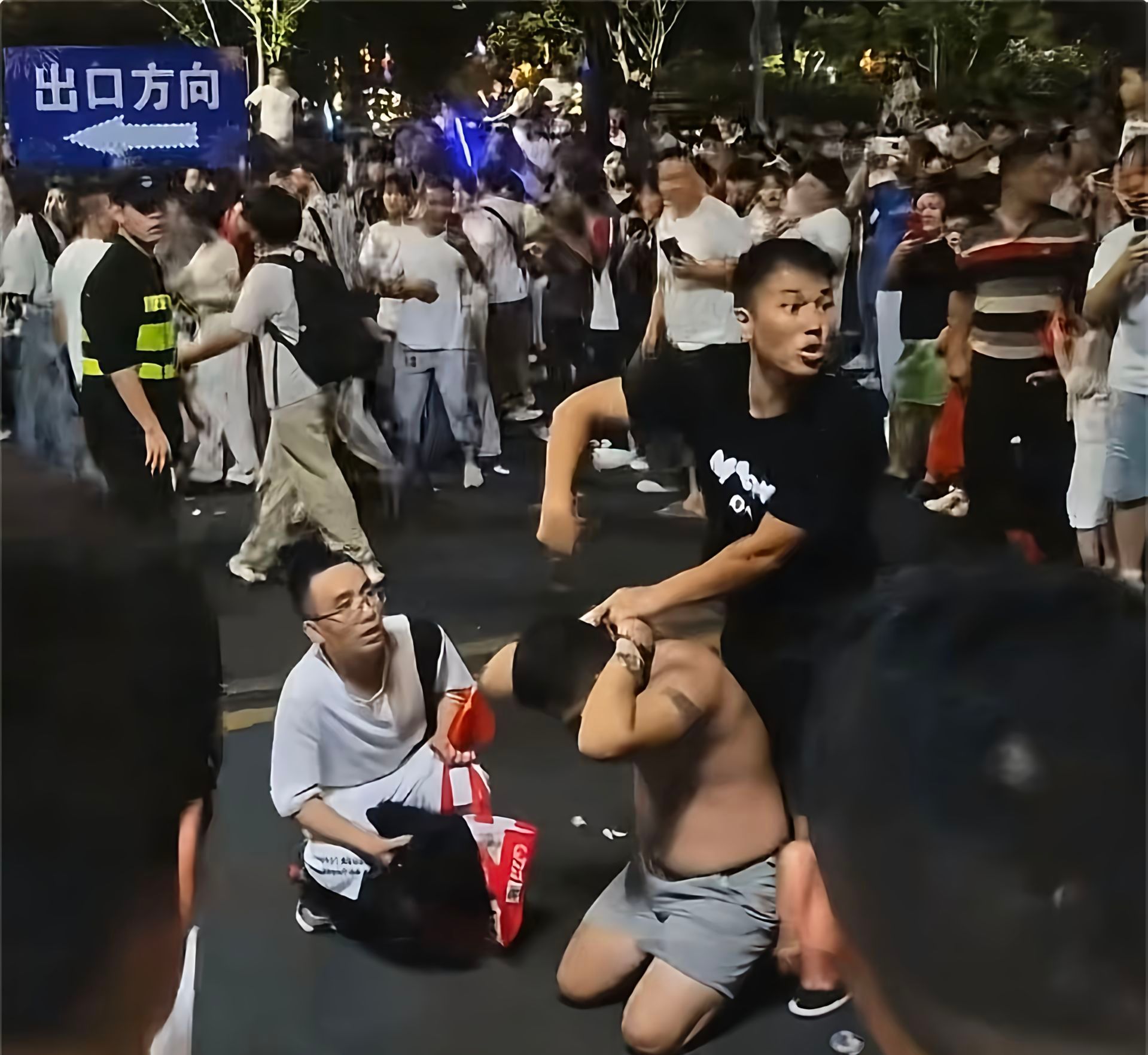 真够离谱的……这个人在秋水广场看完烟花之后用南昌话找孩子“我崽尼我崽尼”被人