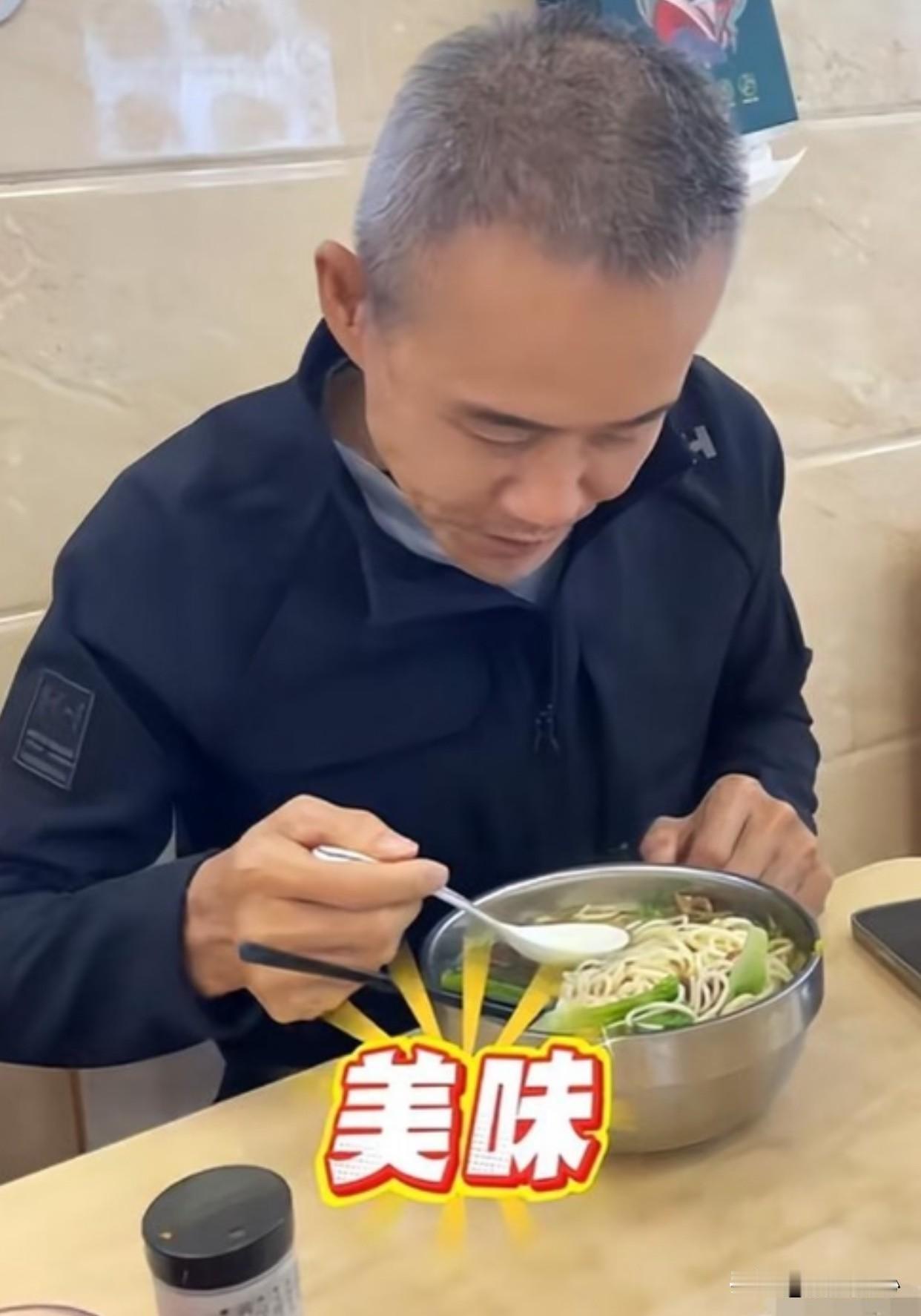 网友：哎呀这不是隔壁老王嘛老王：是的是的邻居好呀！网友：今儿咋这么凑合呢？