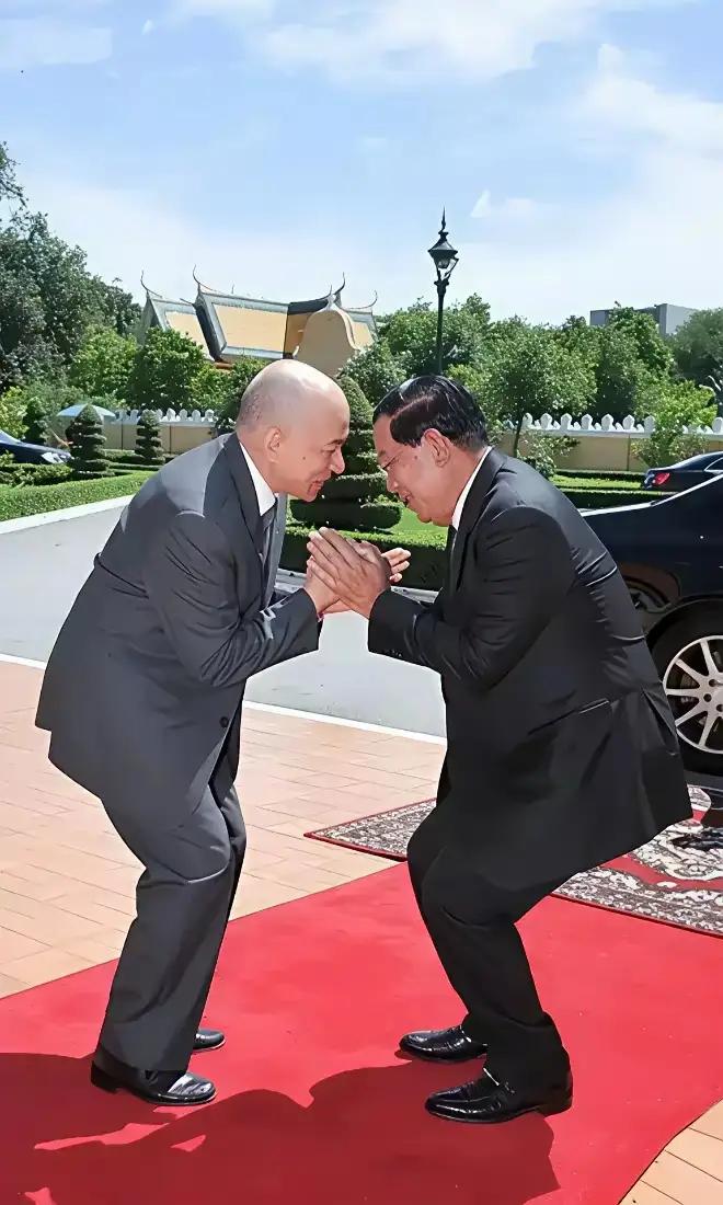 这是柬埔寨国王西哈莫尼和前柬埔寨首相洪森，在相互行礼。两人不比谁高高