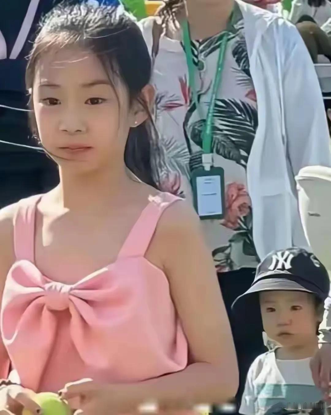 戚薇女儿如今10岁，模样变化引发关注，有人觉得她进入“尴尬期”，身高160却脸黑