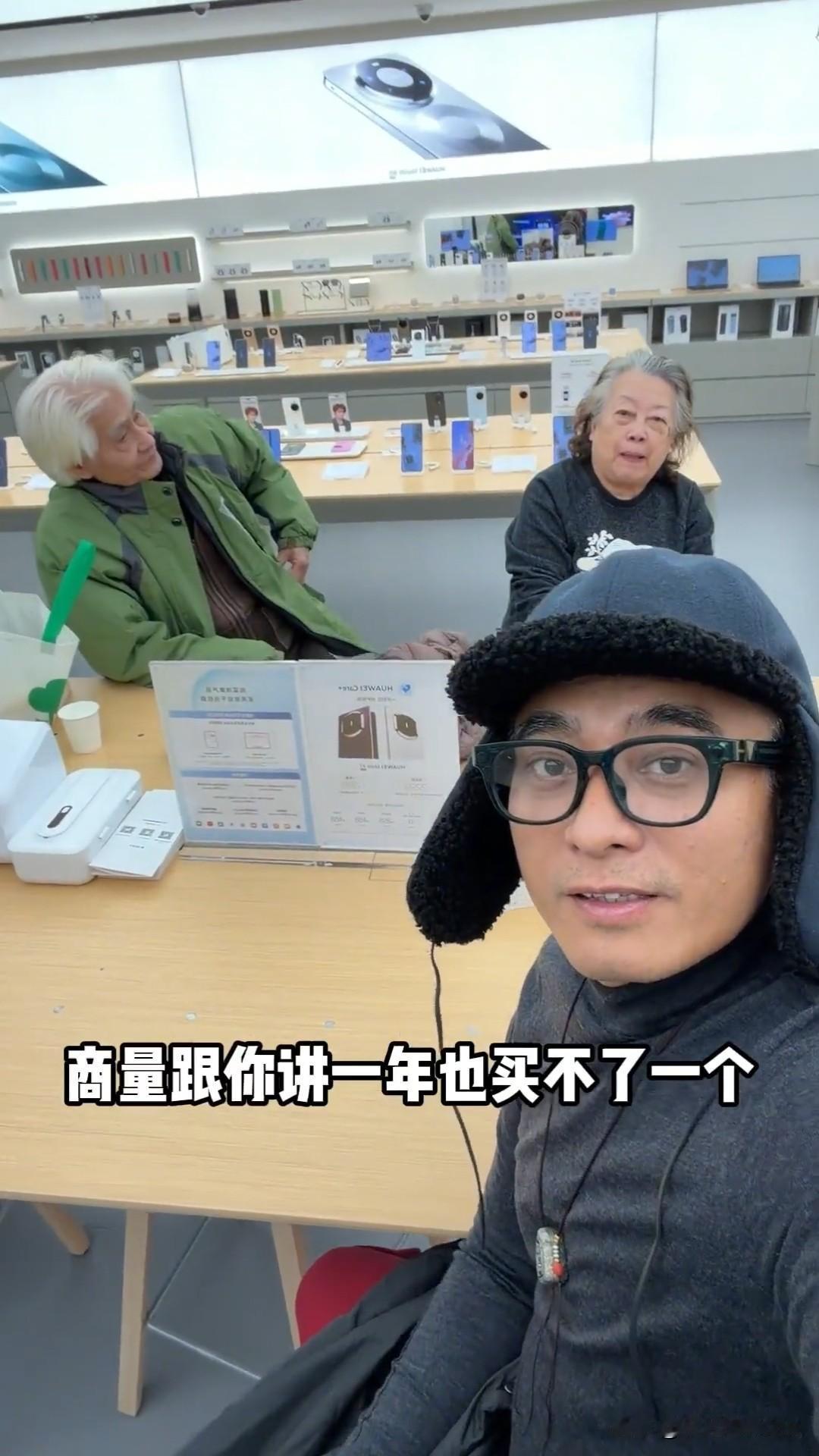 1月2日，陈龙更新新年vlog，他故意带着爸爸妈妈去逛商场，其实他真实的意图是给