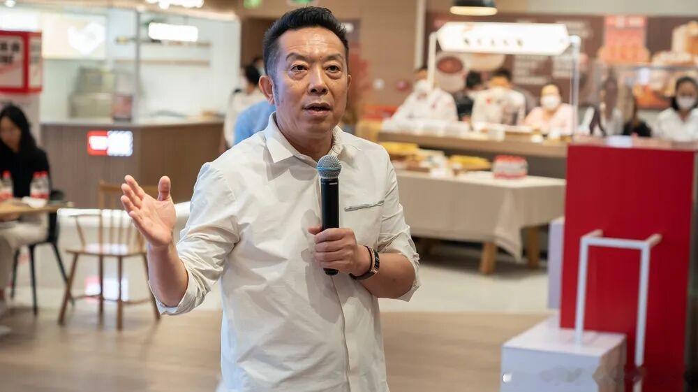 贾国龙最大的认知误区，是以为自己活在被围剿的孤岛，实则哪是这么回事啊。如果一定要