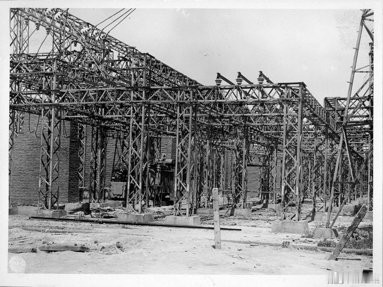 1945年8月，苏联红军依据《雅尔塔协定》与《中苏友好同盟条约》出兵中国东北，以