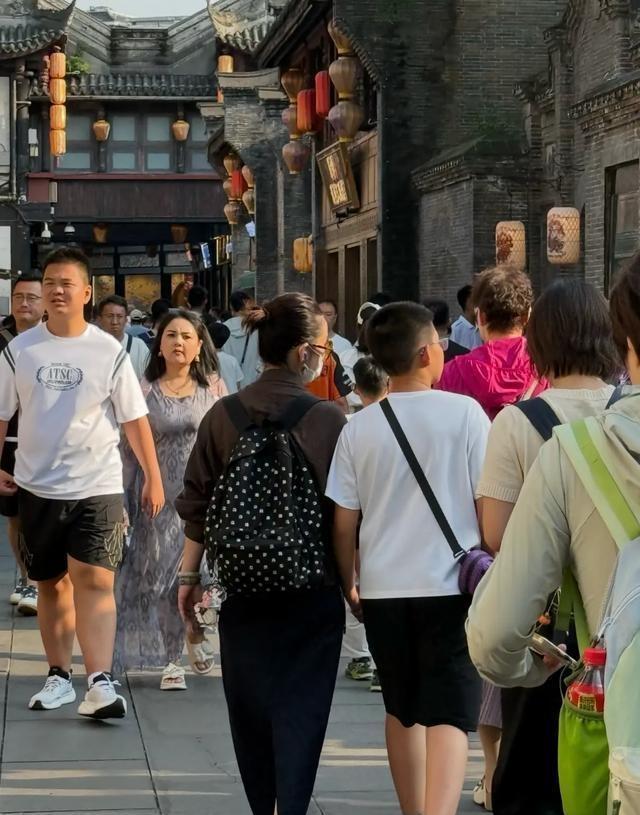 路上偶遇秦海璐带儿子出游，母子牵手热聊感情超好，11岁儿子长开，眉眼真像爸爸