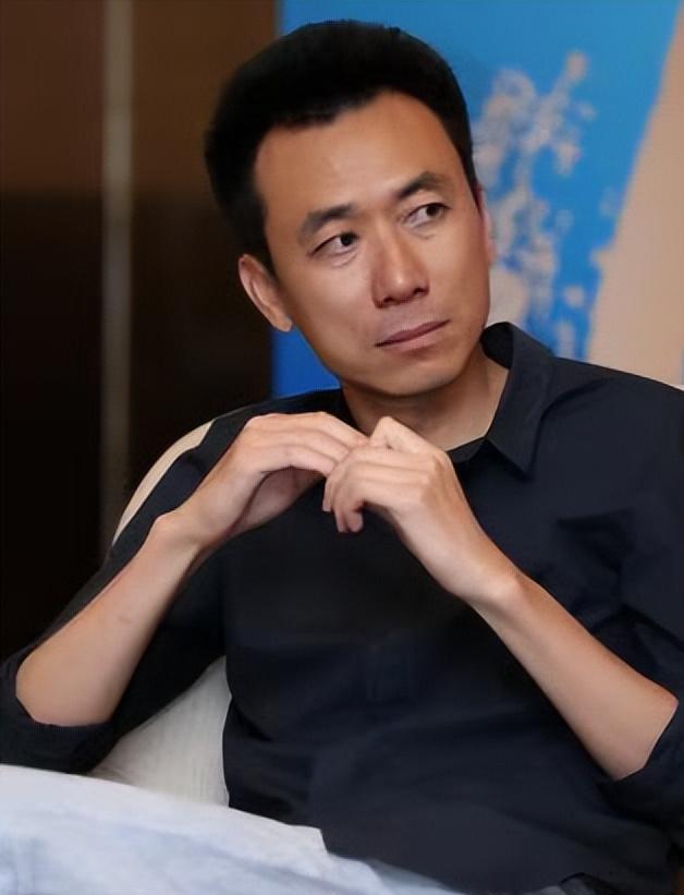 2008年，亿万富翁王微在婚内爱上了一位芭蕾舞美女，他随手给妻子杨蕾10万元：“