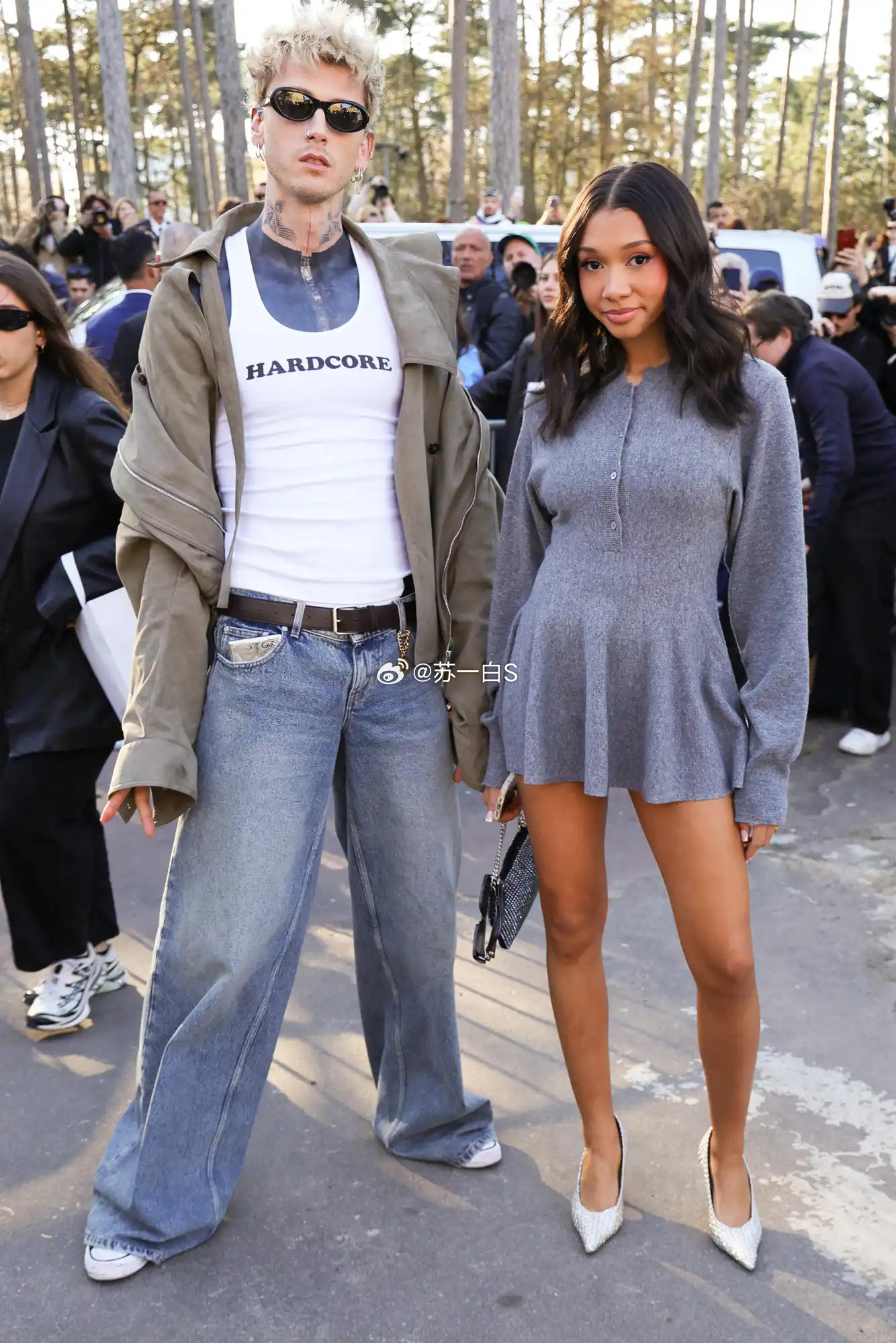 巴黎时装周｜35岁的MachineGunKelly带着他16岁的女儿Casi