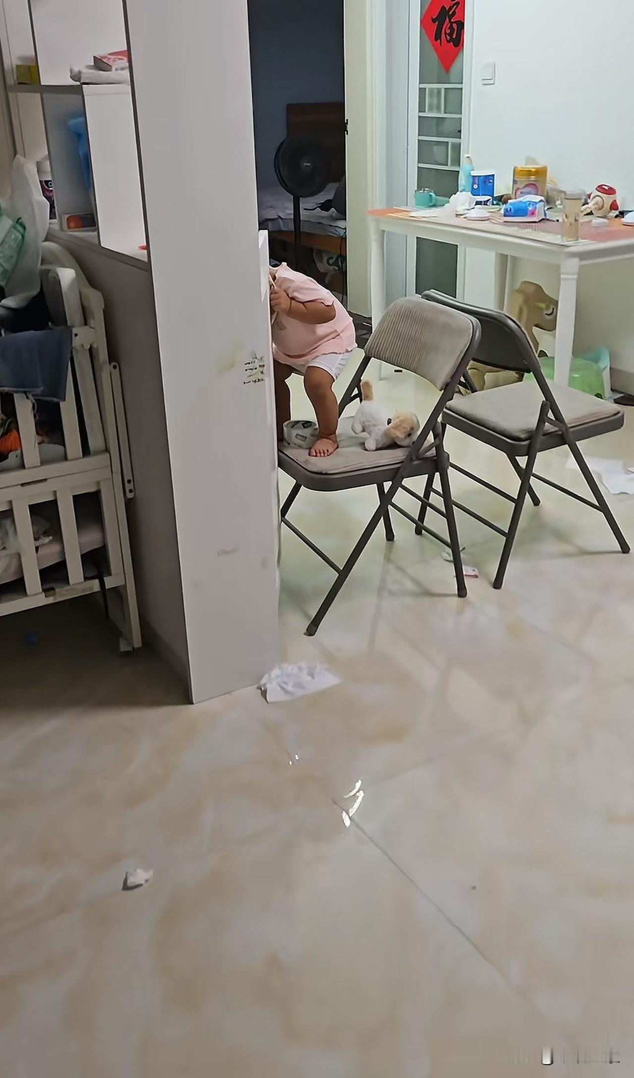 正在做饭，就听见他在哭，出来一看，自己把自己给夹住了[无奈吐舌]