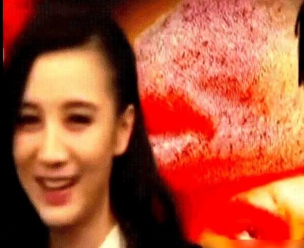 何润东这事儿，搁现在热搜得爆！2011年那会儿，他刚拿下冈本七位数代言，品牌