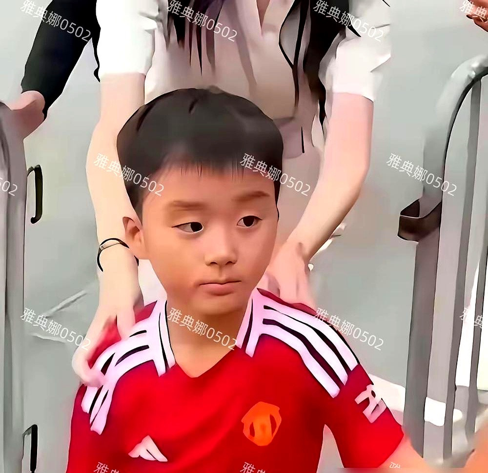 奚梦瑶最不想要的高颧骨，原封不动长在了6岁儿子脸上。3月22号澳门那场网球赛场边，何广燊被镜头抓拍到