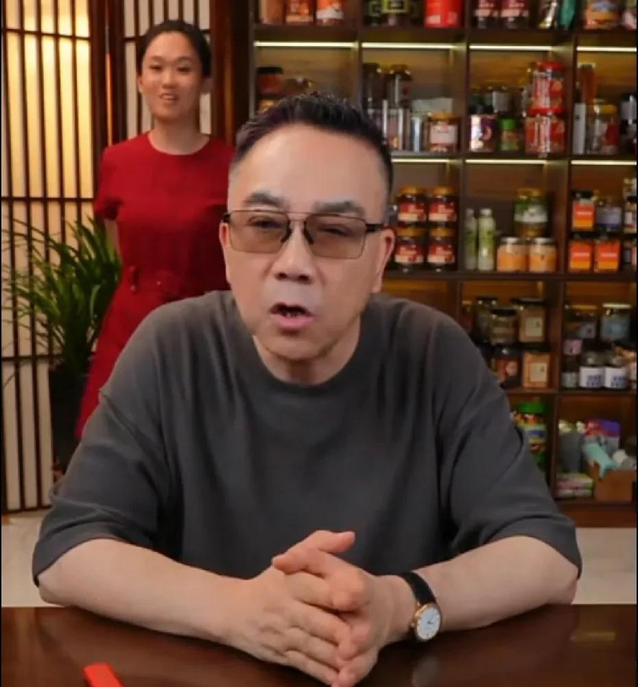 天津的刘伟，网名易博云天，是相声名家师胜杰先生的弟子。刘伟和杨议，有几十年的交