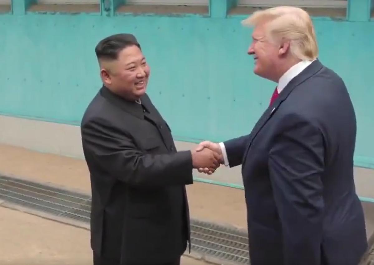 特朗普称愿意与金正恩会面!特朗普在飞往马来西亚的空军一号飞机上接受记者采访,