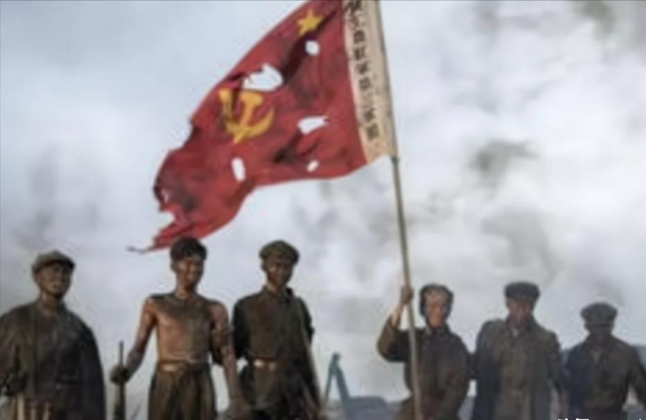 1950年海南解放时，四野官兵登岛后，看着掩护接应的琼崖纵队战士们，官兵