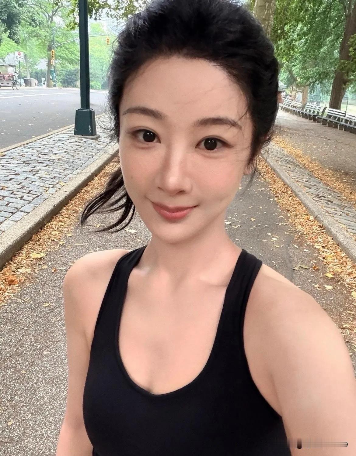8月2日，杨紫icon亲自发纯素颜自拍侧面回应，那天网友偶遇晨跑的女生正是杨紫本